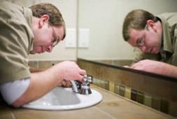 Plumbing Contractor in Forth Worth Texas installs a bathroom sink